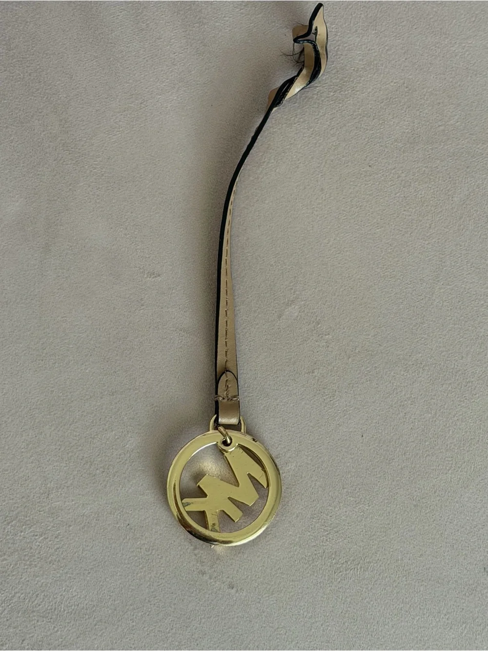 MICHAEL KORS Gold Pendant Charm and Beige Leather Long Strap